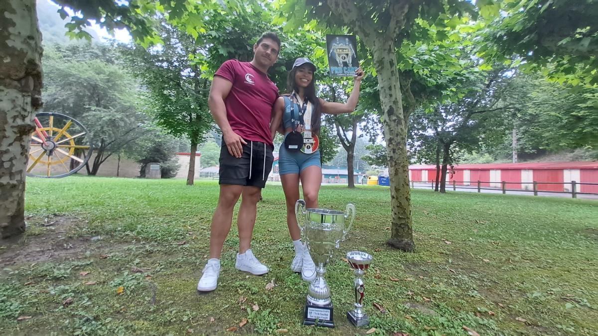 Borja Vidal y Daniela Rosete, cen Rioturbio, con varias copas y medallas.