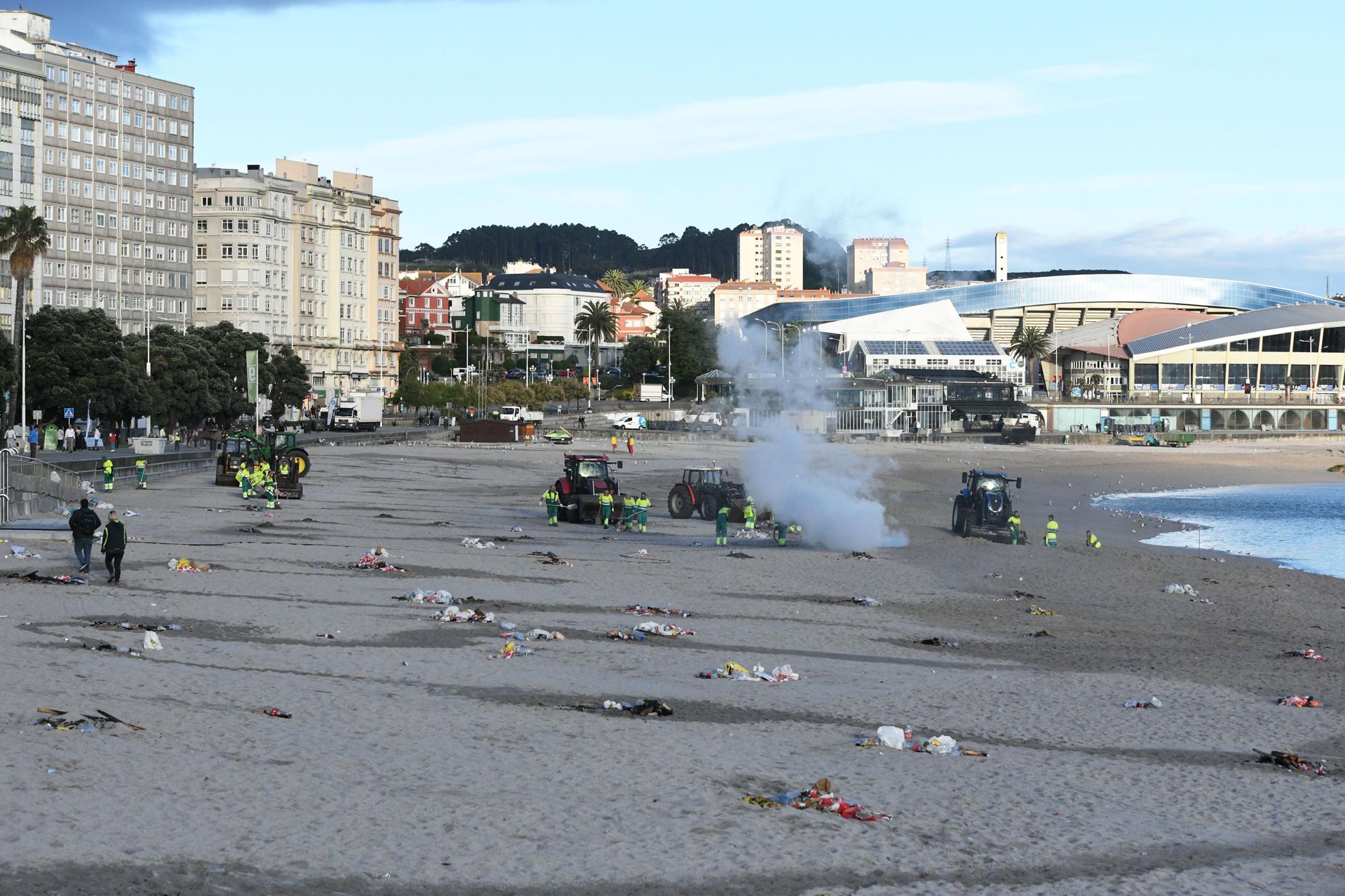 Adiós a la noche de San Juan de A Coruña: la fiesta da paso a los operarios de limpieza