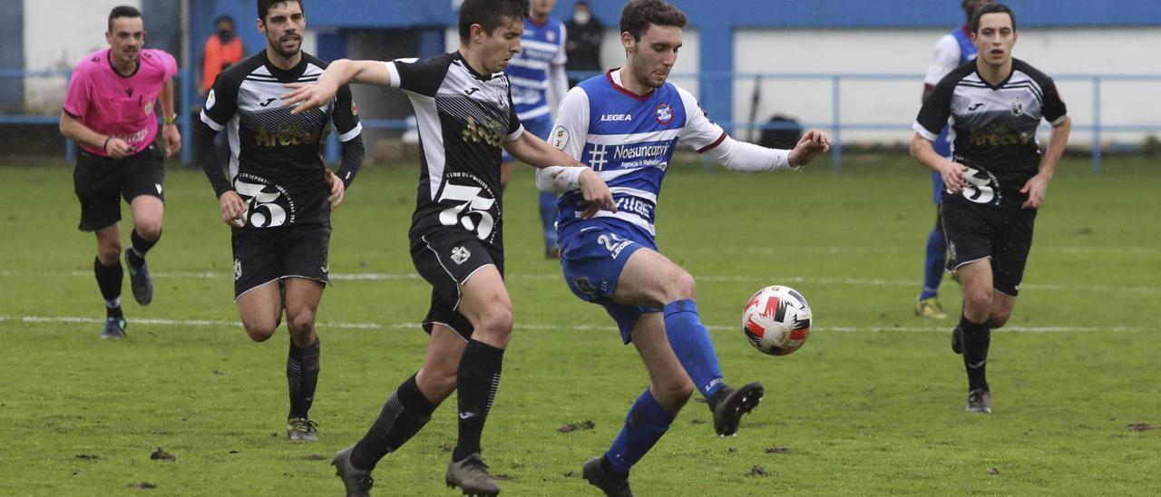 Una acción del partido entre el Avilés Stadium y el Mosconia, en el Muro de Zaro