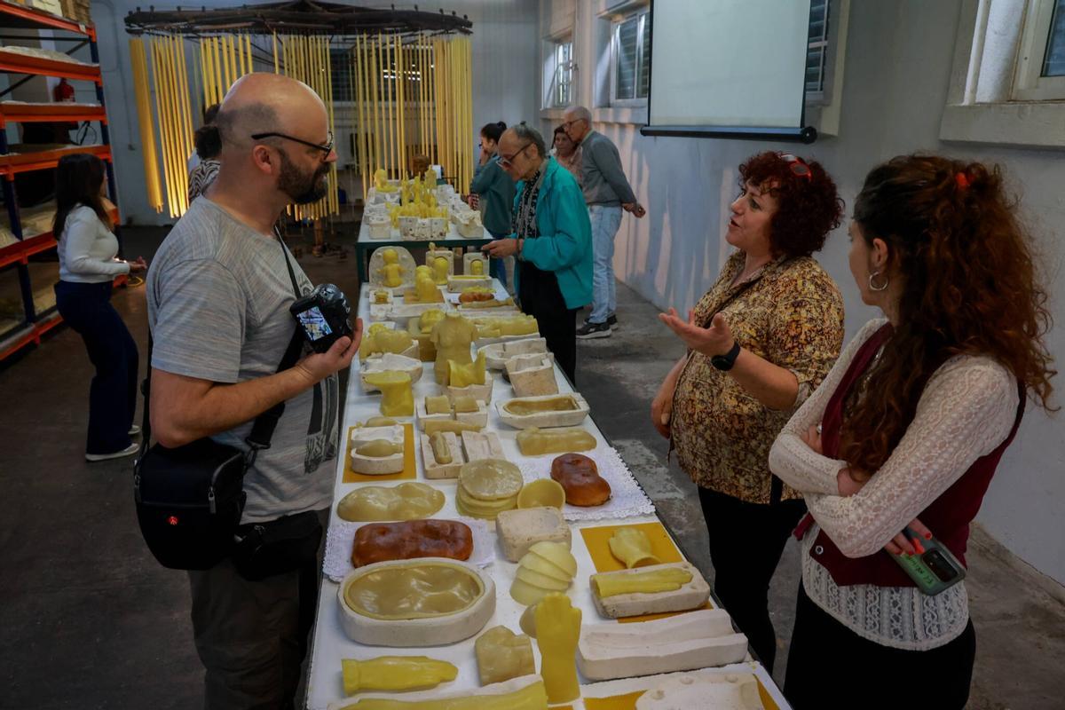 El taller en el que Antoni Miralda presentó su «Romería Update», fusionando su arte con los moldes de exvootos de la histórica Cerería Diéguez, en Pontecesures.
