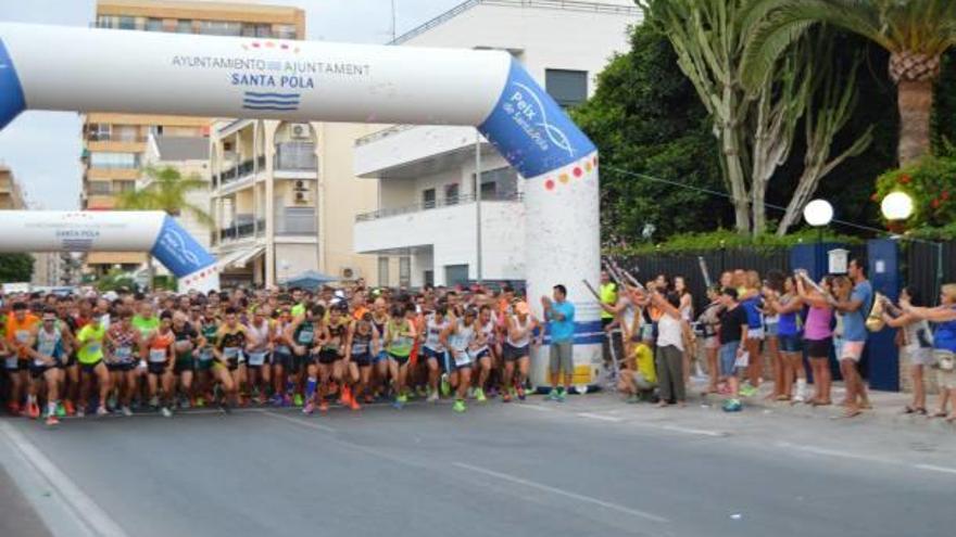 Los atletas en la línea de salida dispuestos a comenzar la carrera santapolera.