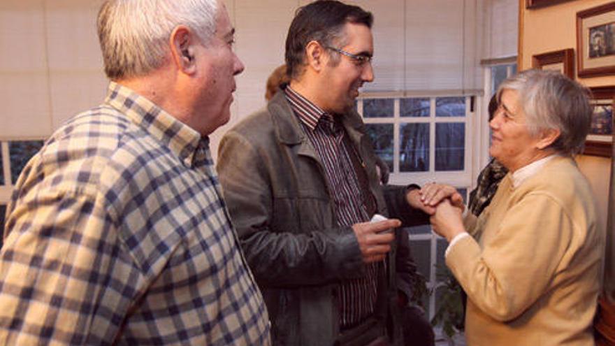 Alejandro Mínguez, con sus padres, en el domicilio familiar de Celanova.  // Jesús Regal