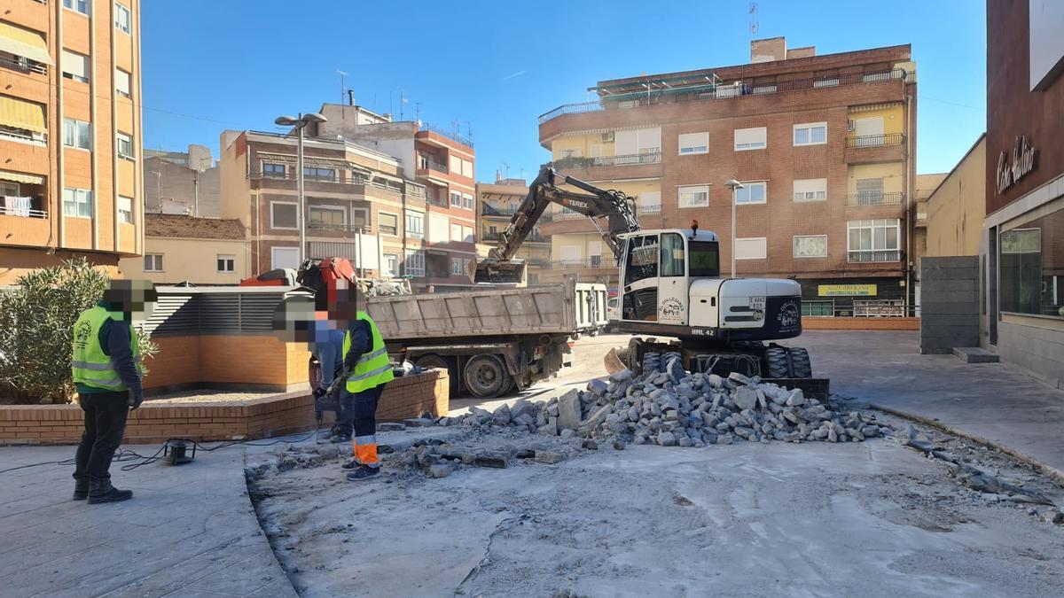 Obras renovación del pavimento en la plaza Ficia de Elda.