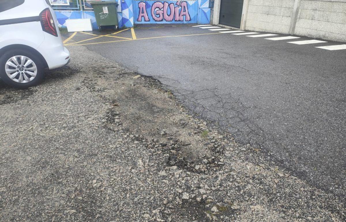 El firme presenta graves baches en el entorno del colegio. | SANTOS ÁLVAREZ