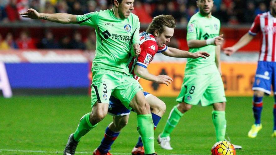 Halilovic intenta superar al jugador del Getafe Roberto Lago.