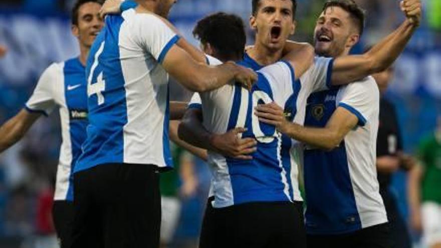 Álex Muñoz celebra su primer gol de la temporada, marcado de cabeza tras un córner botado por Chechu Flores.