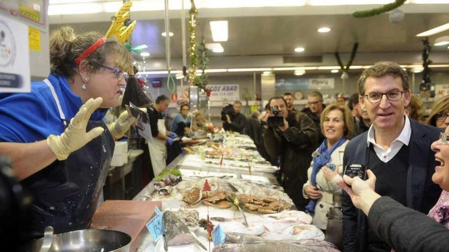 Una pescadera ayer, en su puesto, durante la visita de Feijóo.