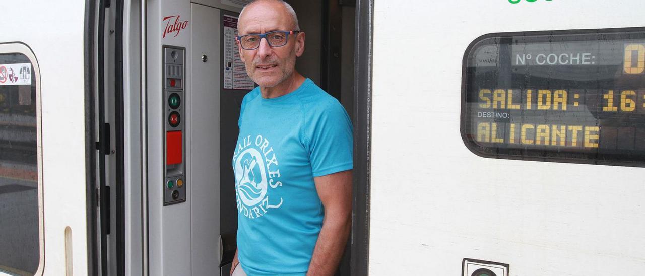 José Manuel en el umbral de la puerta de entrada del AVE, en la estación ourensana.