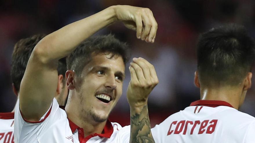 Jovetic celebra uno de los goles.