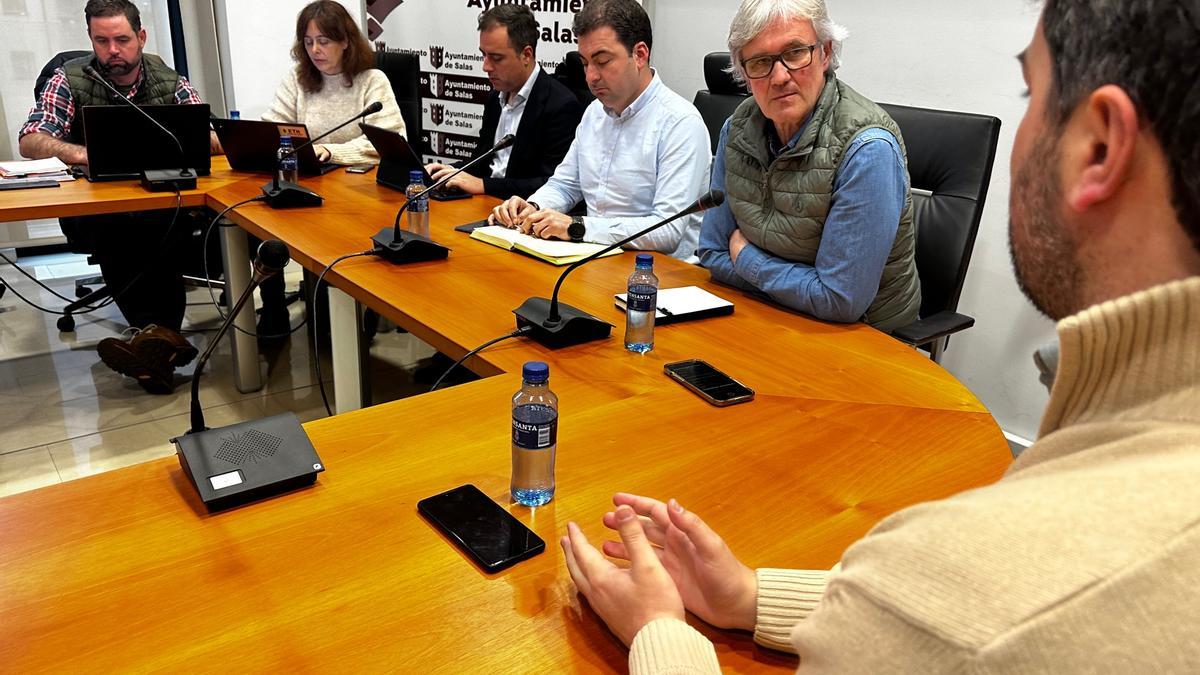 Por la izquierda, los portavoces de CTIC José Antonio González y Jimena Pascual, el director general de Administración Local, Olmo Ron, el alcalde de Salas, Sergio Hidalgo, y el director general de Reto Demográfico, Marcos Niño, escuchan al alcalde de Valdés, Óscar Pérez, primero por la derecha.