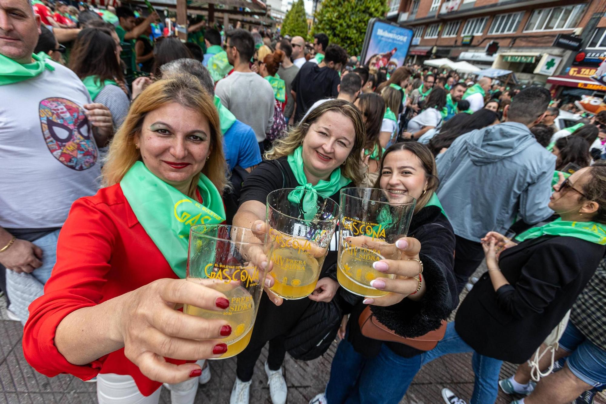 EN IMÁGENES: El buen tiempo y el oviedismo maridan una preba de la sidra multitudinaria en Gascona