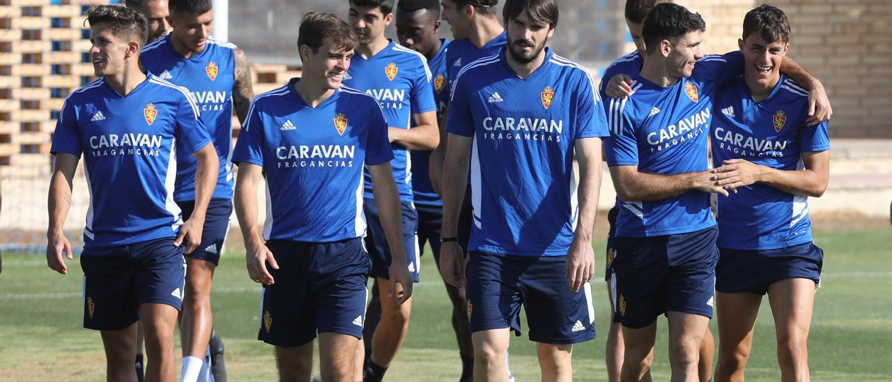 Los futbolistas del Real Zaragoza, durante un entrenamiento en la Cuidad Deportiva