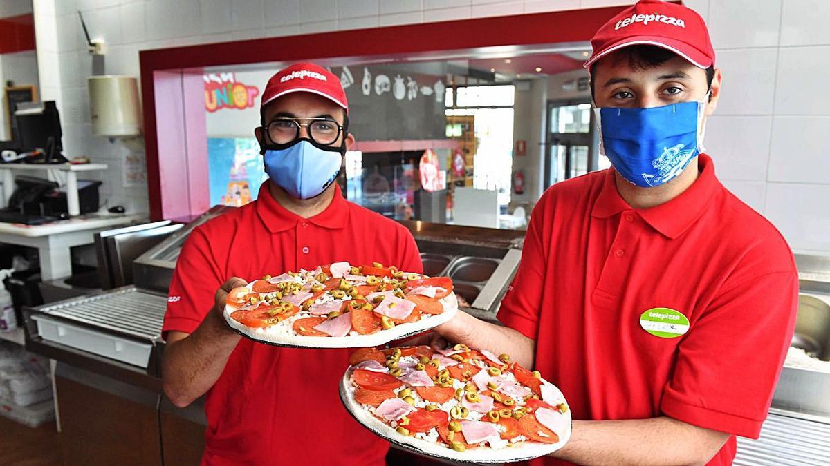 Álex Rey y Senén Fernández, con sus camisetas de entrenamiento del Deportivo, en el Telepizza de Matogrande. |  // VÍCTOR ECHAVE