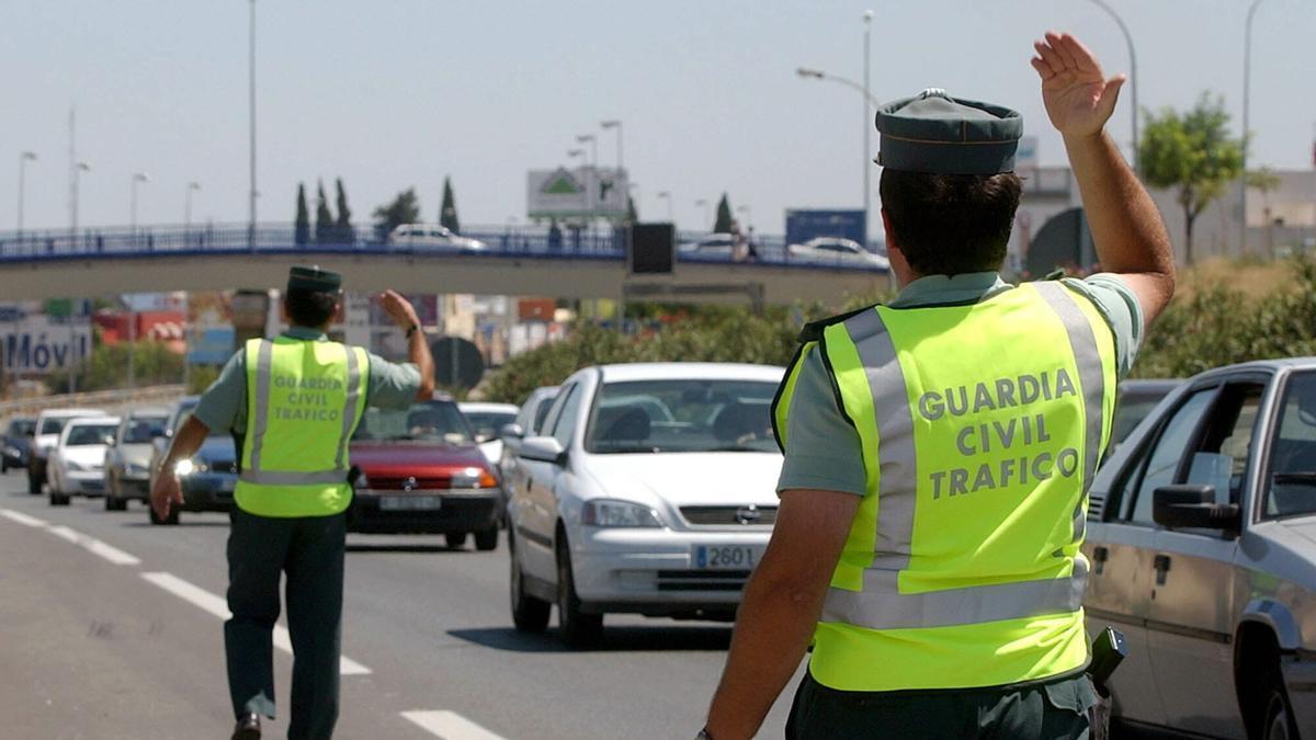 - Dos agentes de la Guardia Civil de Tráfico dirigen la circulación