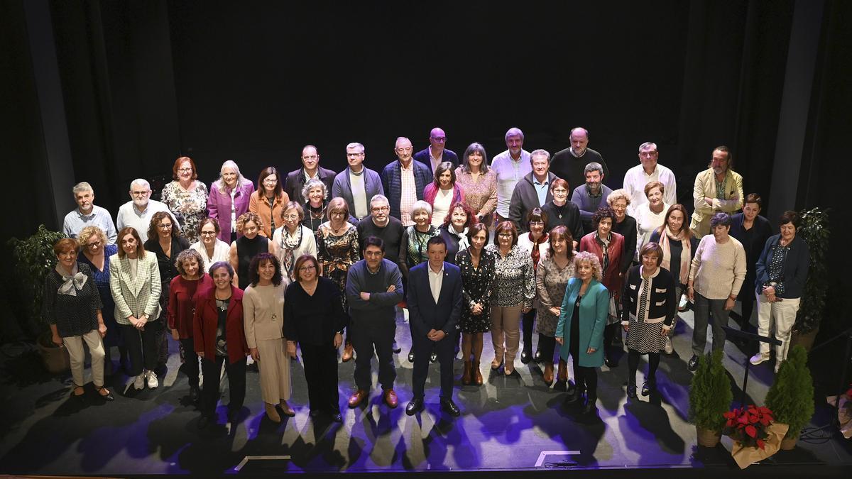 El Ayuntamiento reconoce la dedicación incansable por las generaciones presentes y futuras de 85 docentes de escuelas e institutos de la ciudad.