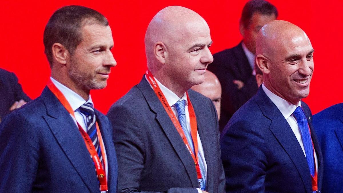 El presidente de UEFA, Aleksander Ceferin, el presidente de la RFEF, Luis Rubiales, y el presidente de la FIFA, Gianni Infantino.