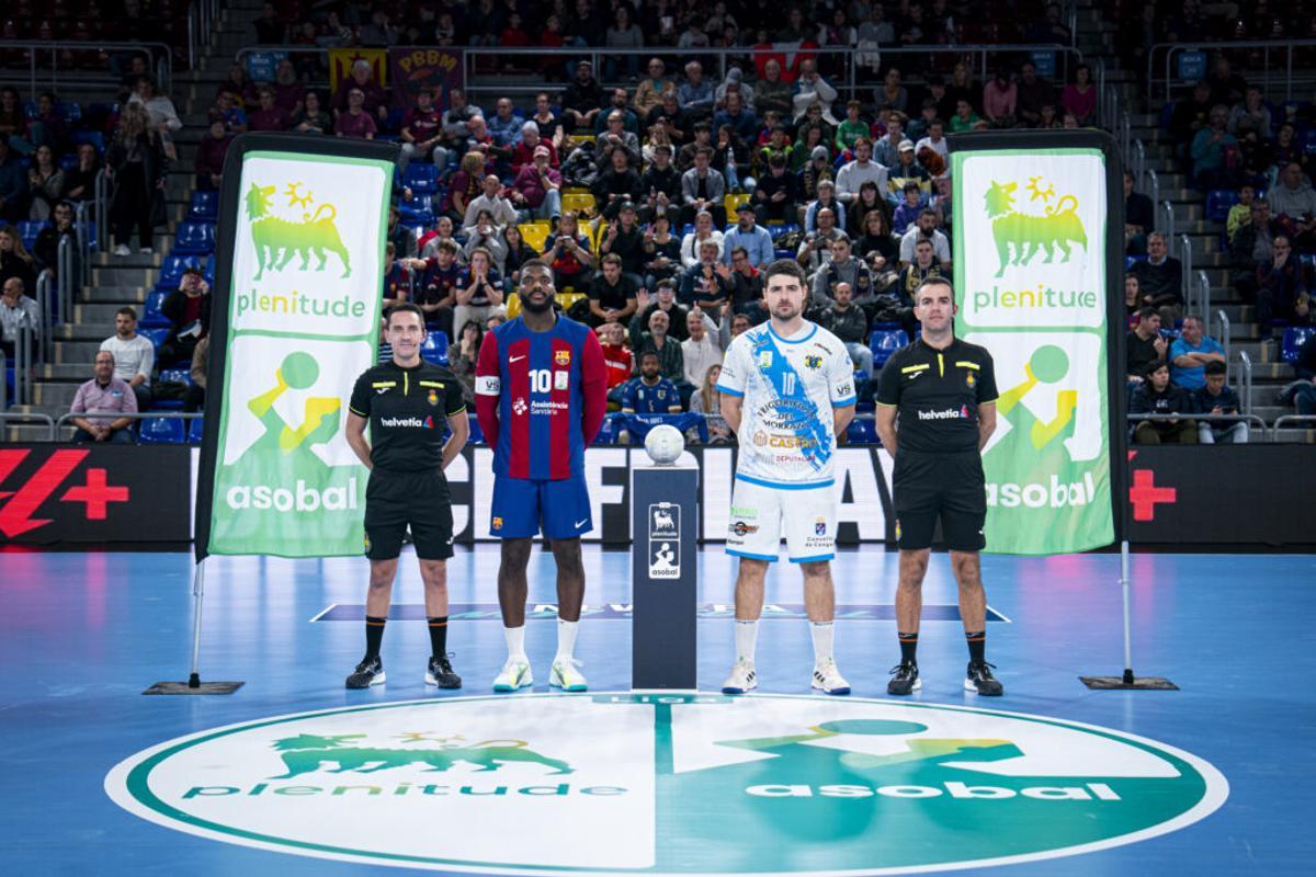 Los capitanes del F.C.Barcelona y del Frigoríficos, Dika Mem y Juan Quintas, junto a los árbitros antes del inicio del partido de ida en el Palau Blaugrana.
