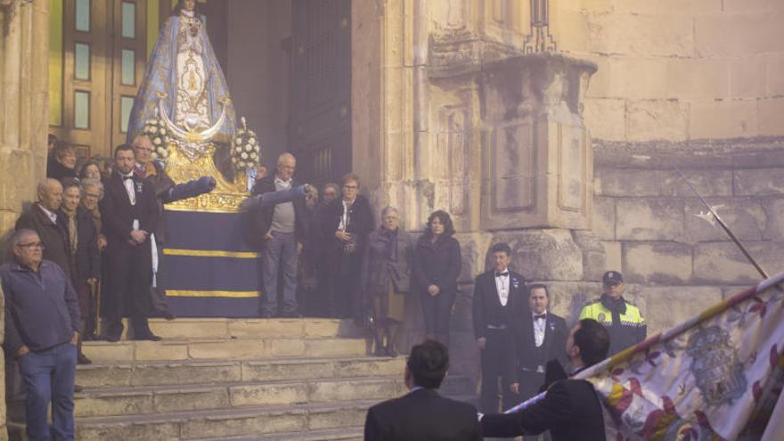 El Mayordomo de la Bandera rinde honores a la patrona a las puertas de la basílica