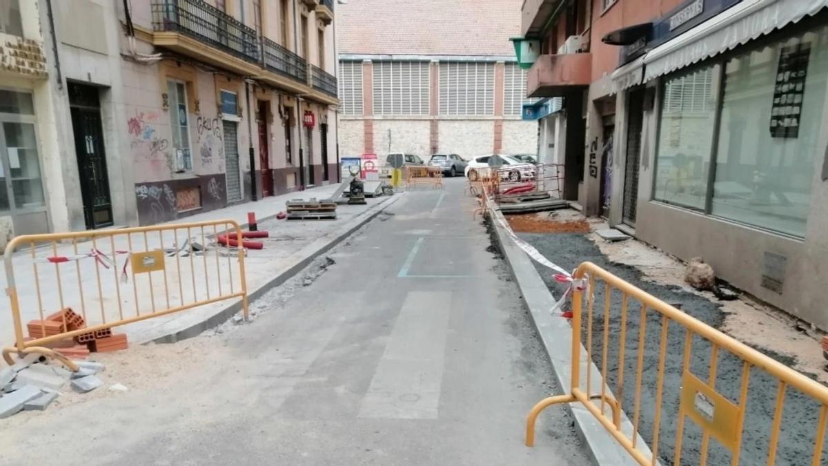 Calle en obras en la que se han eliminado las plazas de aparcamiento