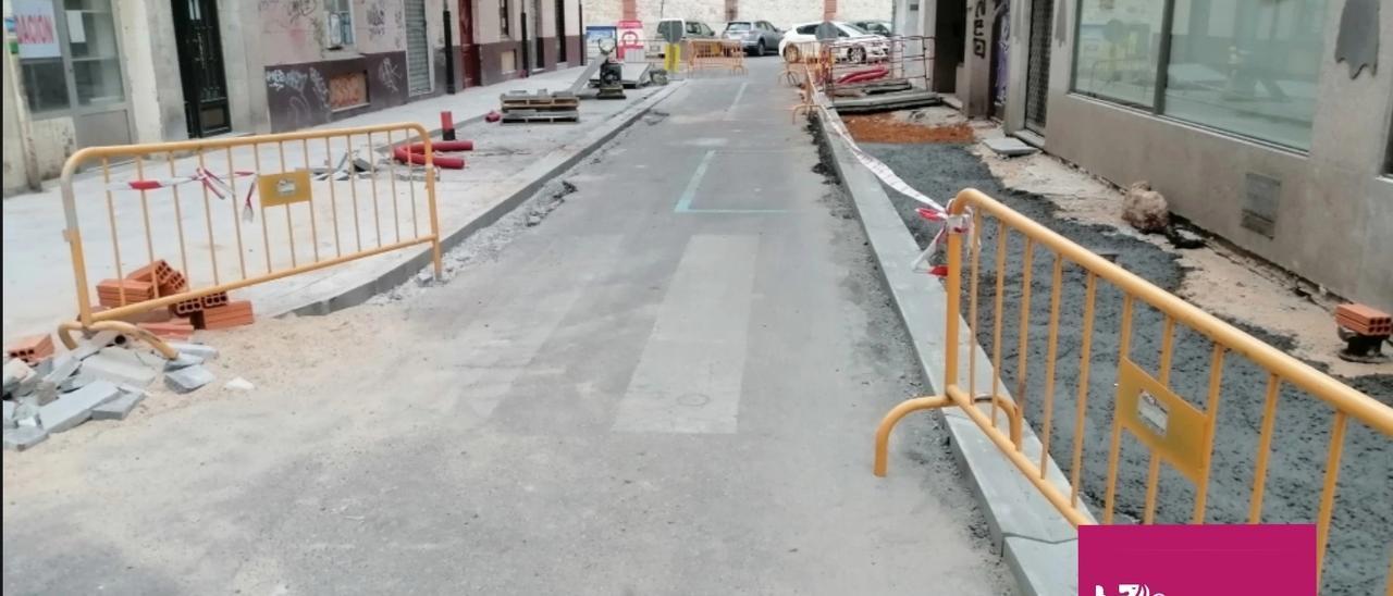 Calle en obras en la que se han eliminado las plazas de aparcamiento