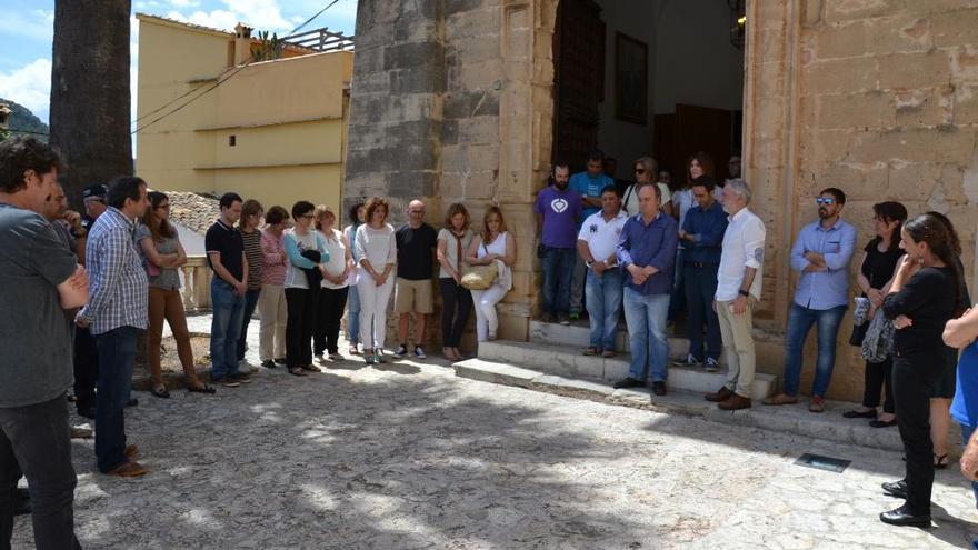 Minuto de silencio en el ayuntamiento de Pollença en mayo de 2016 con motivo del asesinato de Lucía Patrascu.