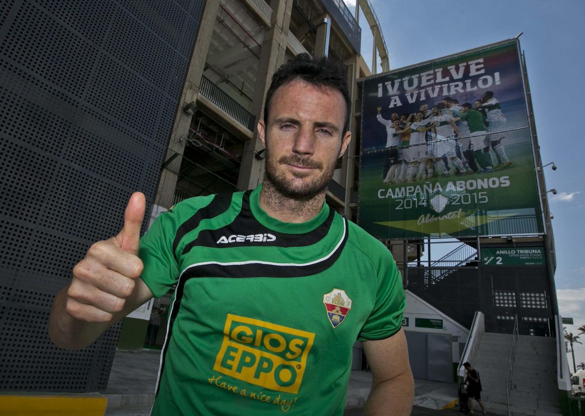 Manu Herrera, con el pulgar hacia arriba en los aledaños del estadio Martínez Valero.