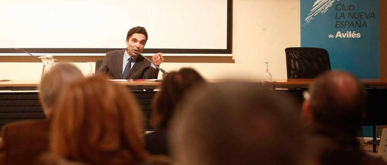 El abogado Celestino García Carreño, ayer, durante la charla que ofreció en el palacio de Valdecarzana.