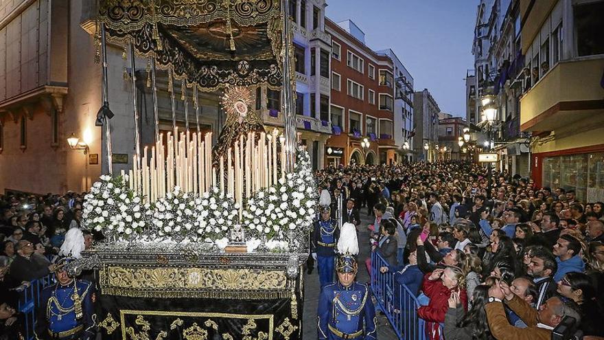 Del oro al luto de la Soledad