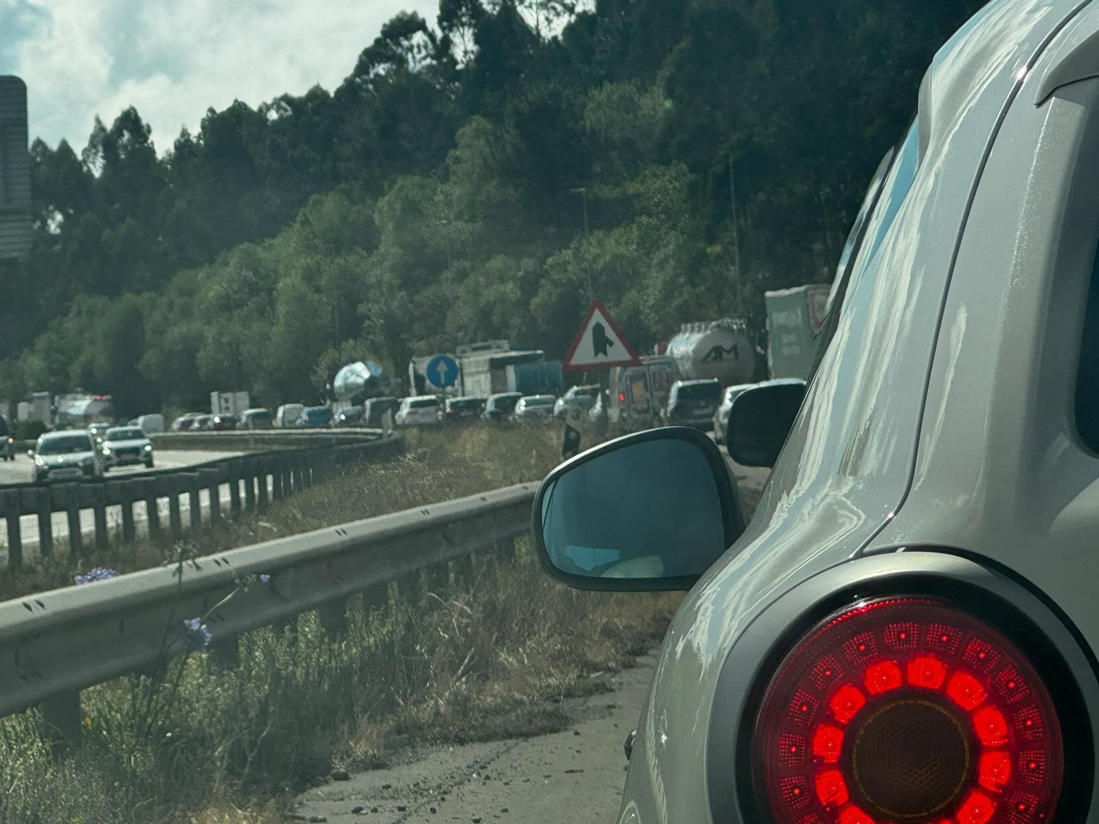 Un camión pierde la carga en la "Y" y provoca importantes retenciones