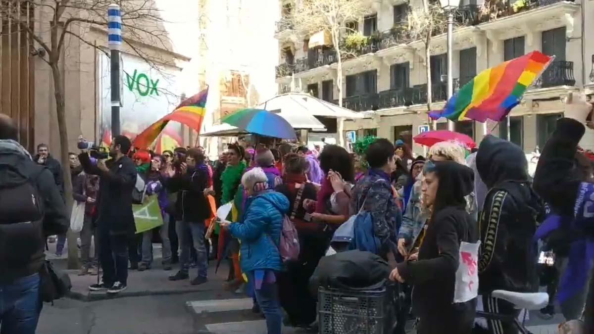 Escrache de un grupo feminista al autobús de HazteOir en Madrid