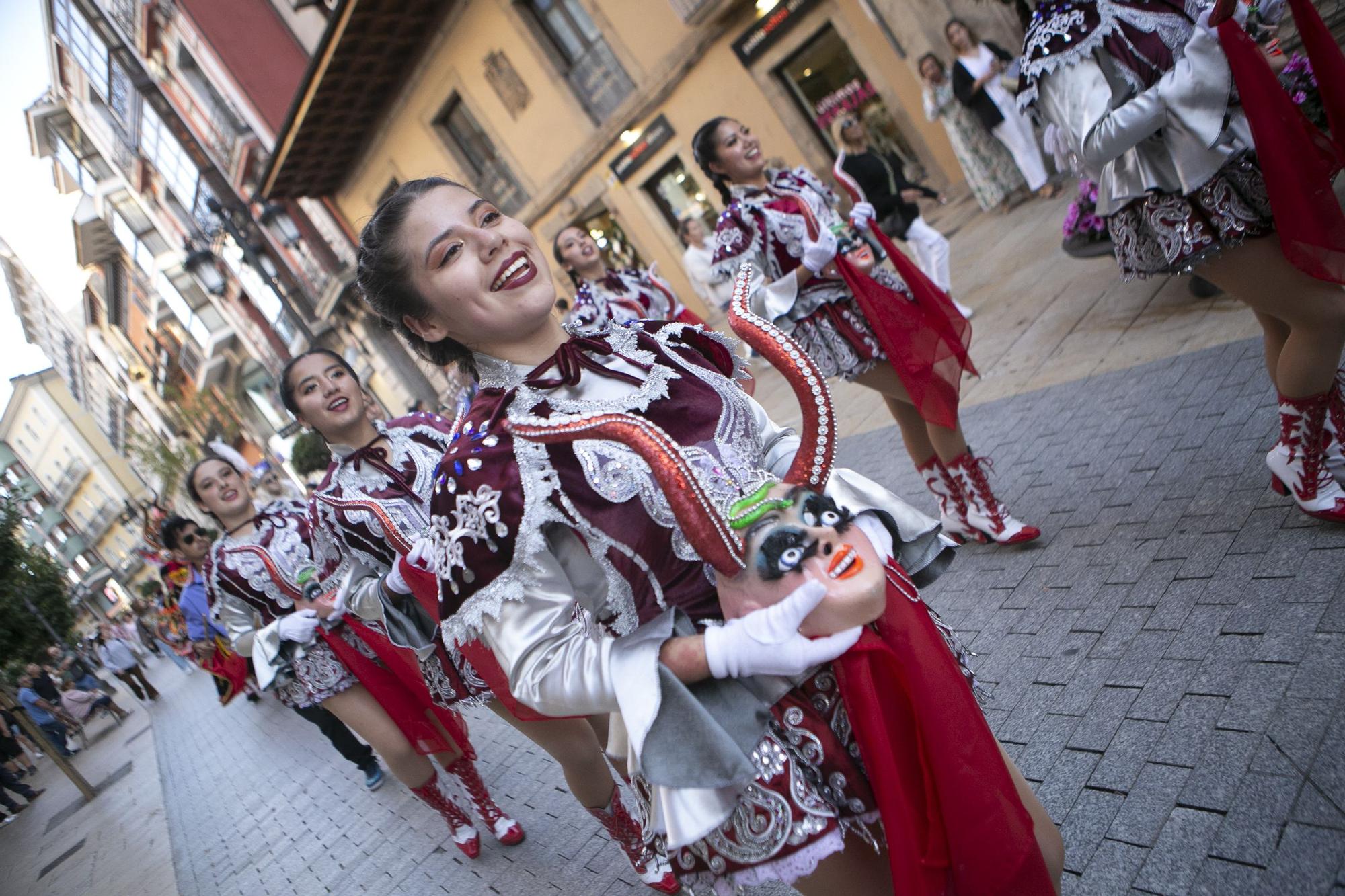 El festival de música y danzas populares llena las calles de Avilés de color