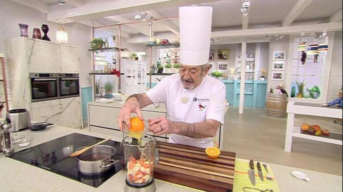 Karlos Arguiñano preparando un batido de frutas.