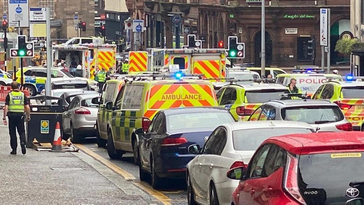 Dispositivo de emergencias cerca del hotel del ataque en Glasgow.