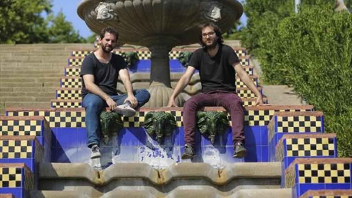 Miquel (izquierda) y Jordi Valls, en las escalinatas diseñadas por Jean-Claude Nicolas Forestier en Montjuïc.