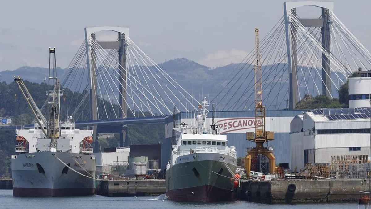 Un “reefer” en Nueva Pescanova, el “Invincible”, y el arrastrero “Capricorn” ayer en Frigalsa.