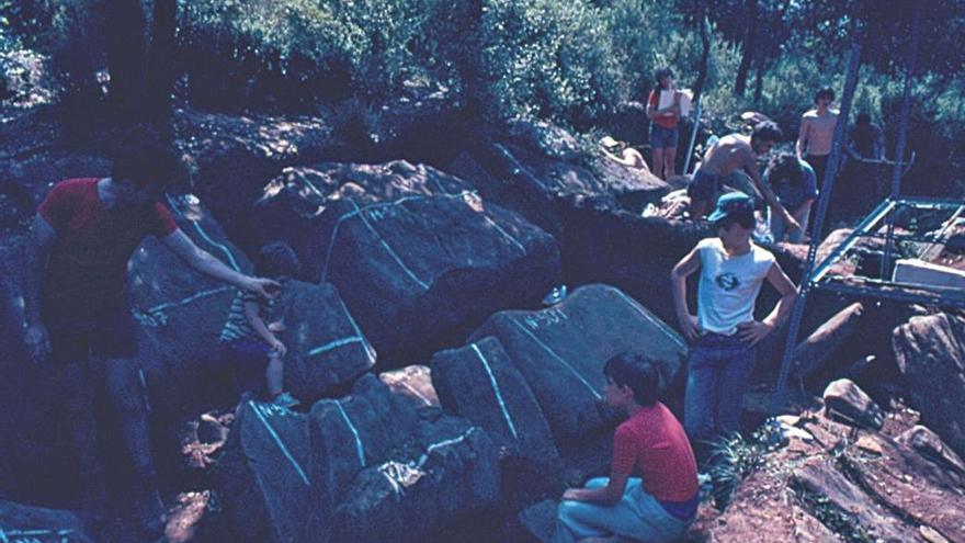 3 Excavació del 1986 al Puig d’en Roca de Girona. 4 Treballs arqueològics a la Balma de la Xemeneia d’Amer, l’any 2003.