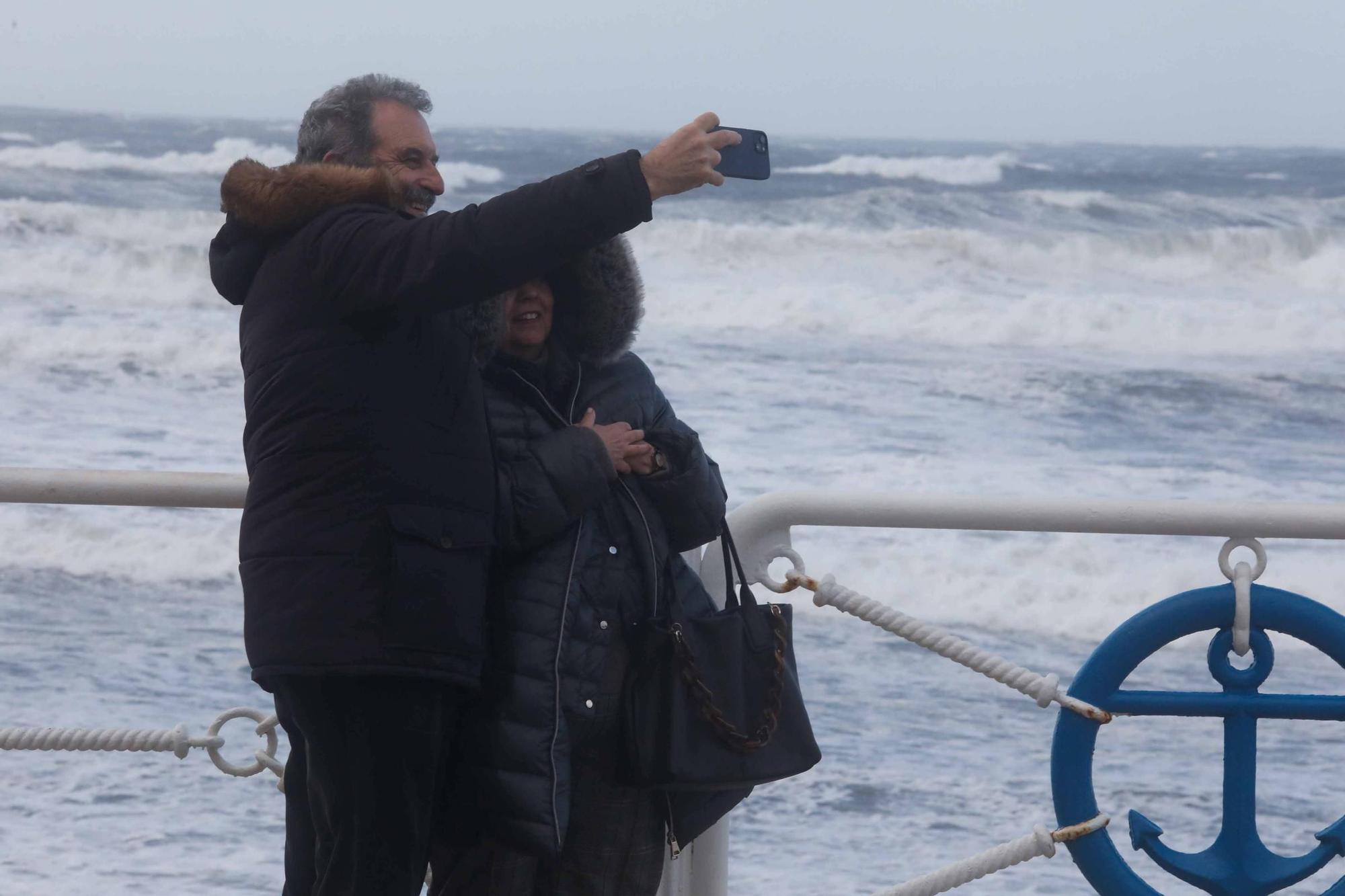 EN IMÁGENES: El temporal en la comarca de Avilés, así estaba la playa de Salinas