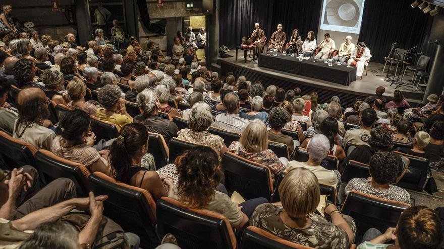 La trobada per la pau desborda l’auditori de la Plana de l’Om