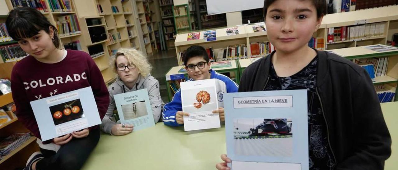 Por la izquierda, Coral Gómez, Sara Piriz, Diego López y Teo Gómez, con sus respectivos trabajos premiados en el concurso de fotografía matemática, ayer, en la biblioteca del Instituto Virgen de la Luz.