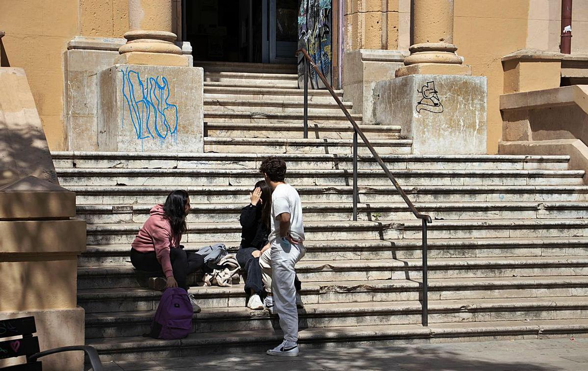 Los estudiantes en unas escaleras de Plaza del Tubo.  | MARGALIDA SALAS
