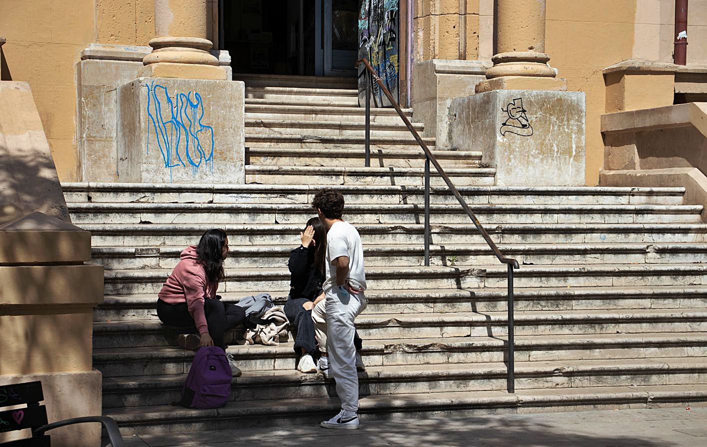 Los estudiantes en unas escaleras de Plaza del Tubo.  