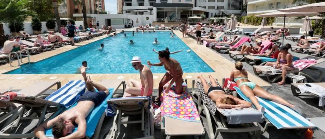 Turistas difrutando de la piscina en un hotel de Benidorm en una imagen de esta primavera.