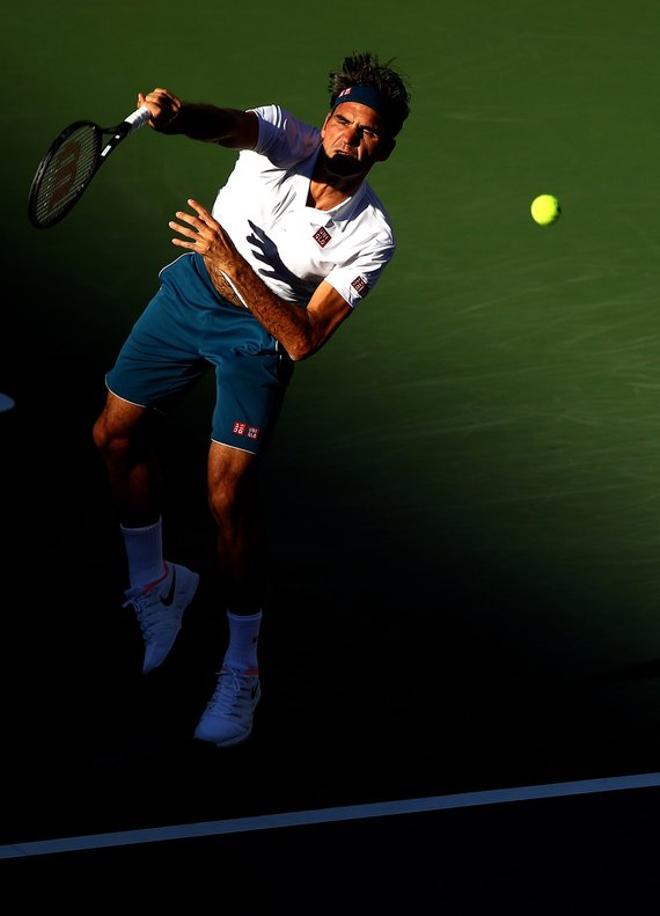 Roger Federer juega contra Dominic Thiem durante la final masculina individual del BNP Paribas Open en el Indian Wells Tennis Garden en Indian Wells, California.