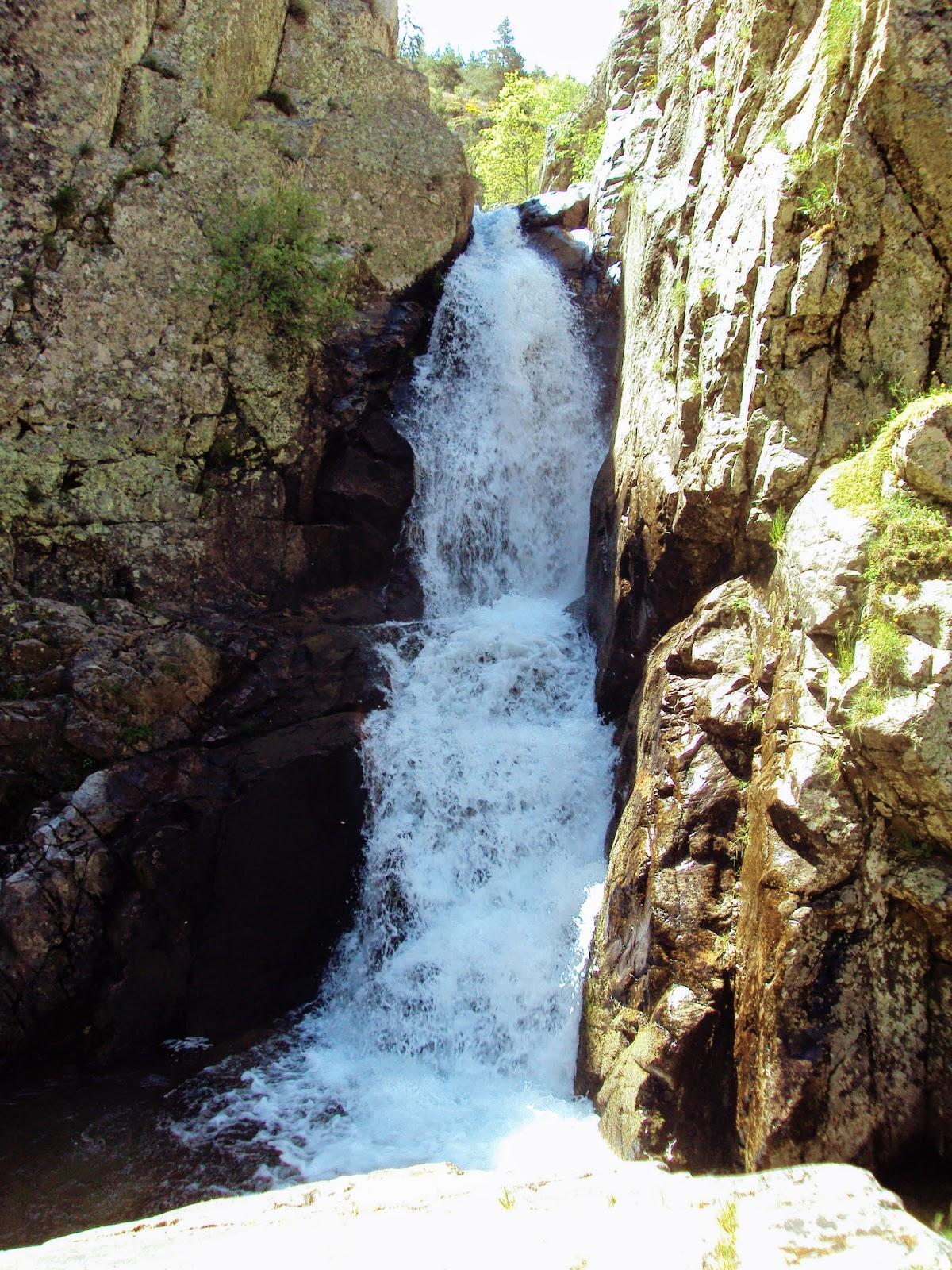 La segunda cascada requerirá de continuar ascendiendo durante aproximadamente 100 metros y cruzar una pared de piedra