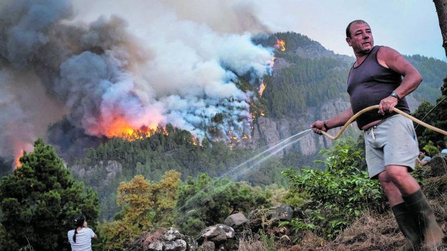 The fire devastates 3,300 hectares and affects 6,800 people