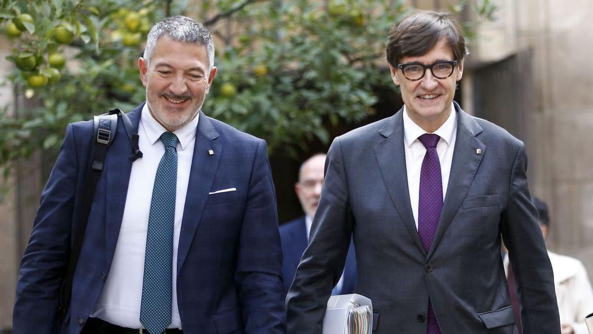 Miquel Sàmper, conseller d’Empresa i Treball, i Salvador Illa, ahir al Palau de la Generalitat. | QUIQUE GARCÍA / EFE