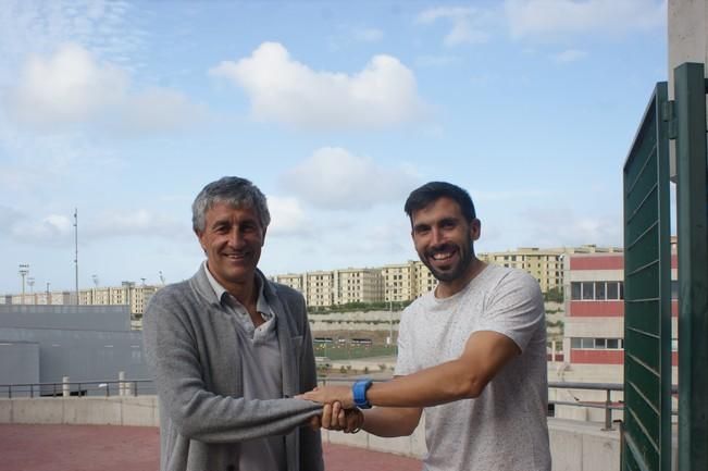 Setién, junto a su segundo entrenador.