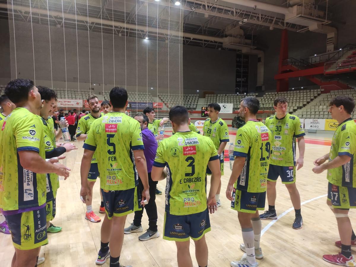 El BM Caja Rural Zamora, durante un tiempo muerto en Gijón.