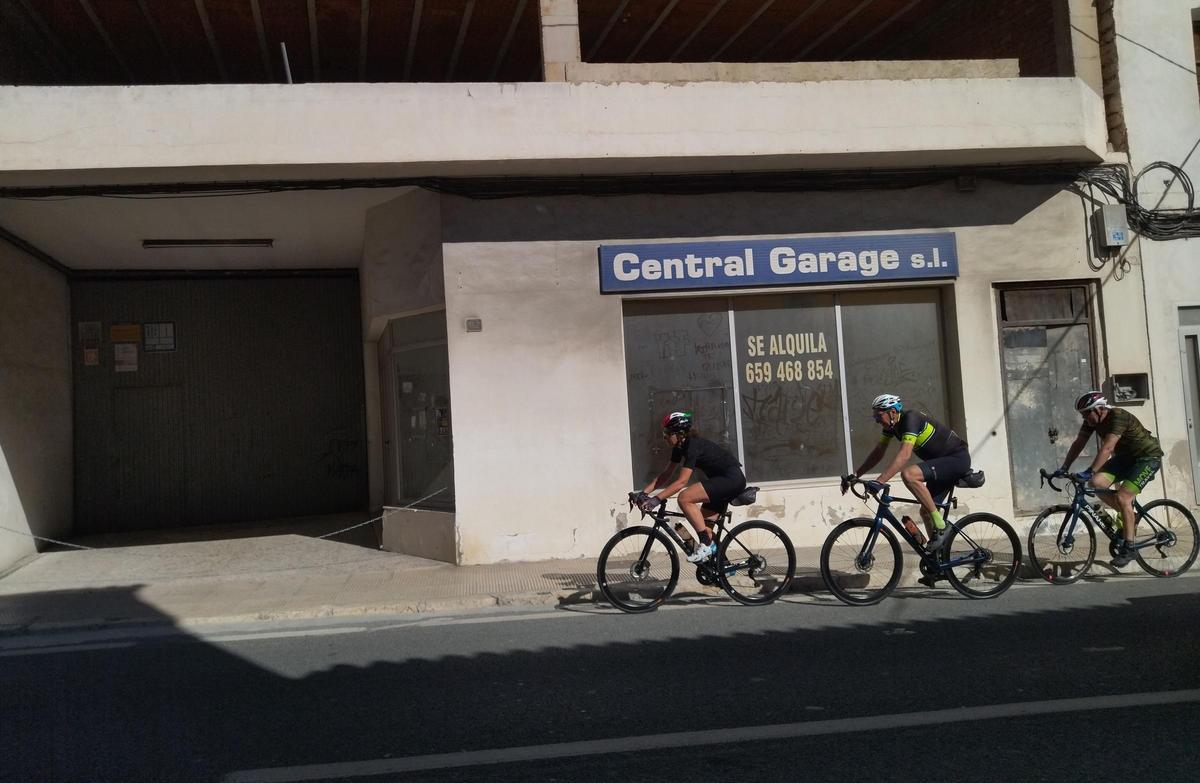 Imagen de archivo de unos ciclistas ascendiendo por la avenida de Benissa