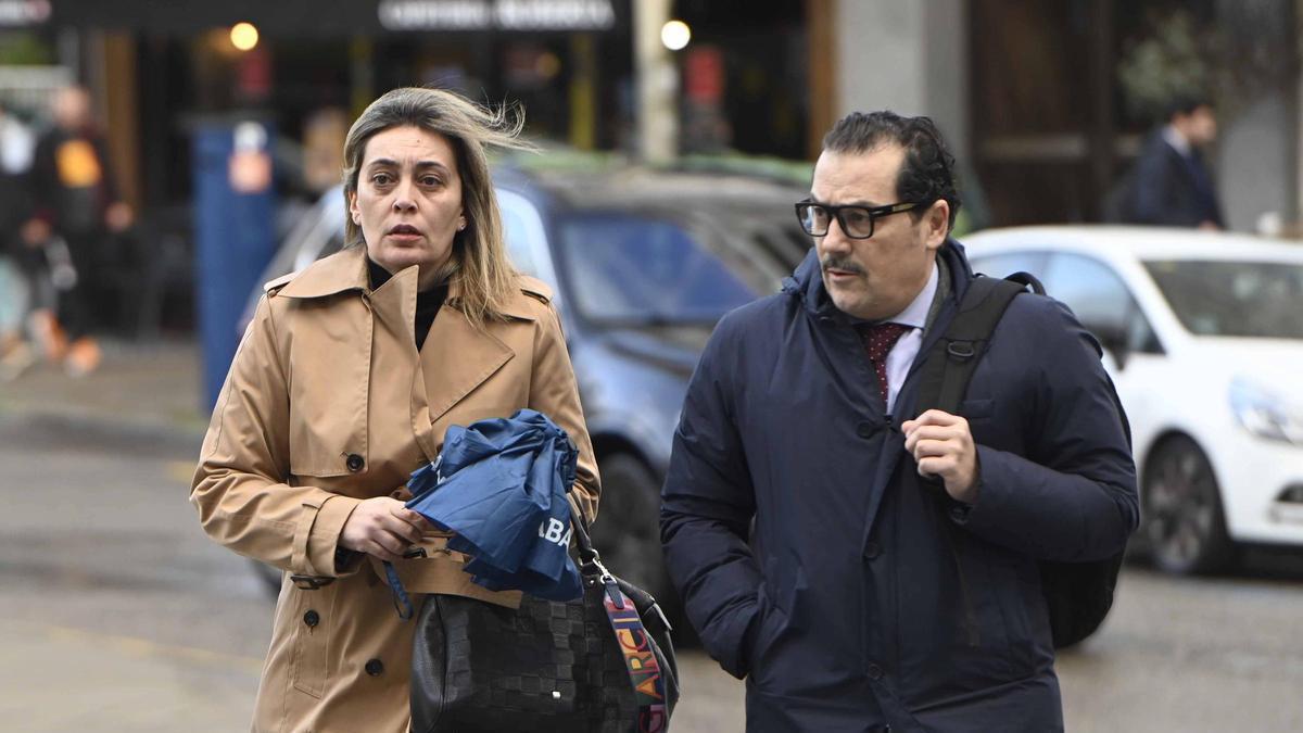 La edil de Seguridad y Fiestas Patricia Rodríguez Calviño con su abogado, a su llegada a la Ciudad de la Justicia.